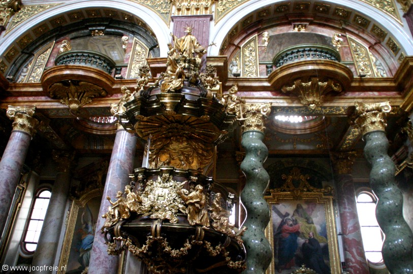 Wenen: Marmeren zuilen van de Jesuitenkirche